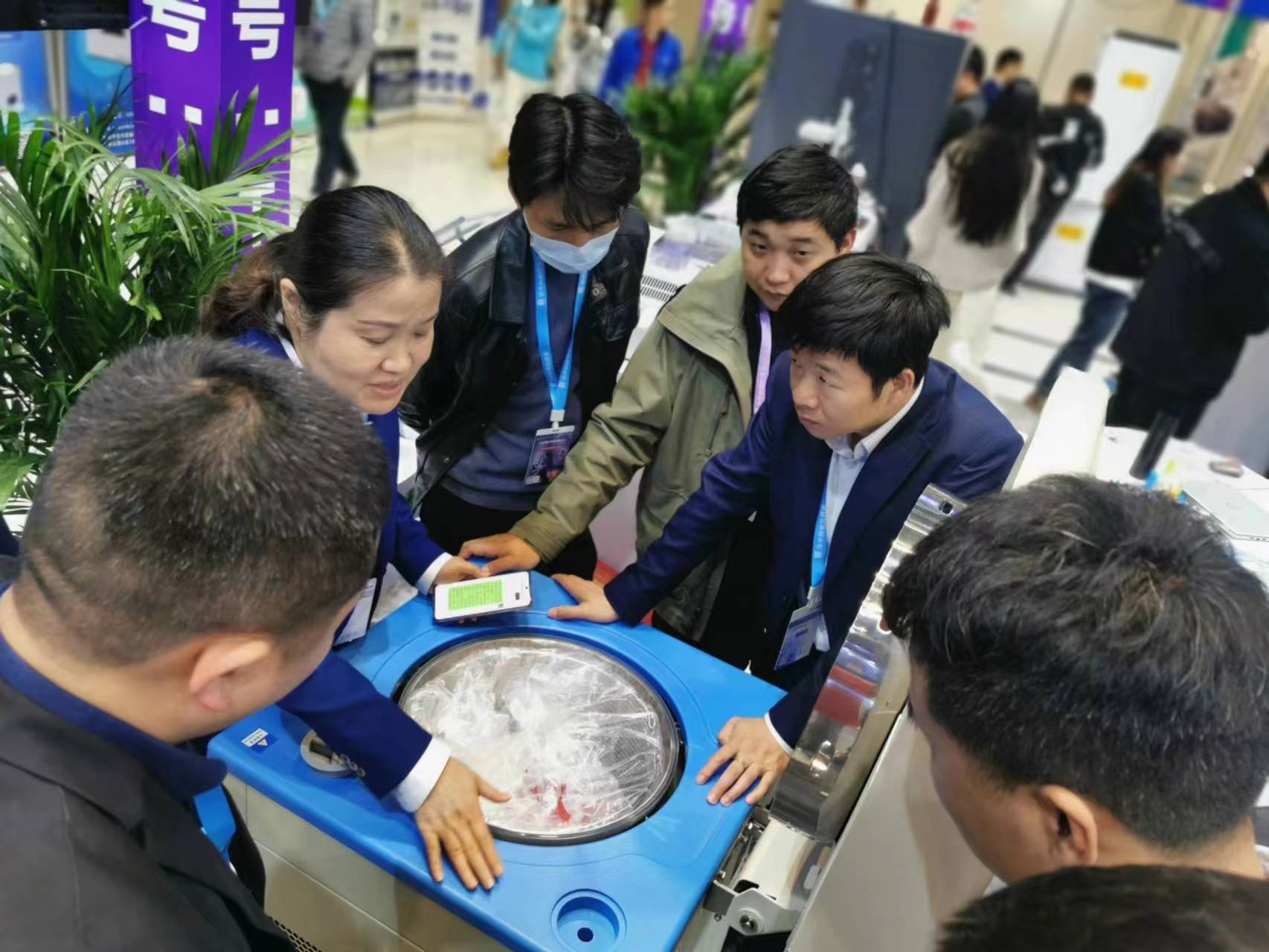 伯能仪器在第十一届华中科教仪器与技术装备展览会上与用户互动(图1)