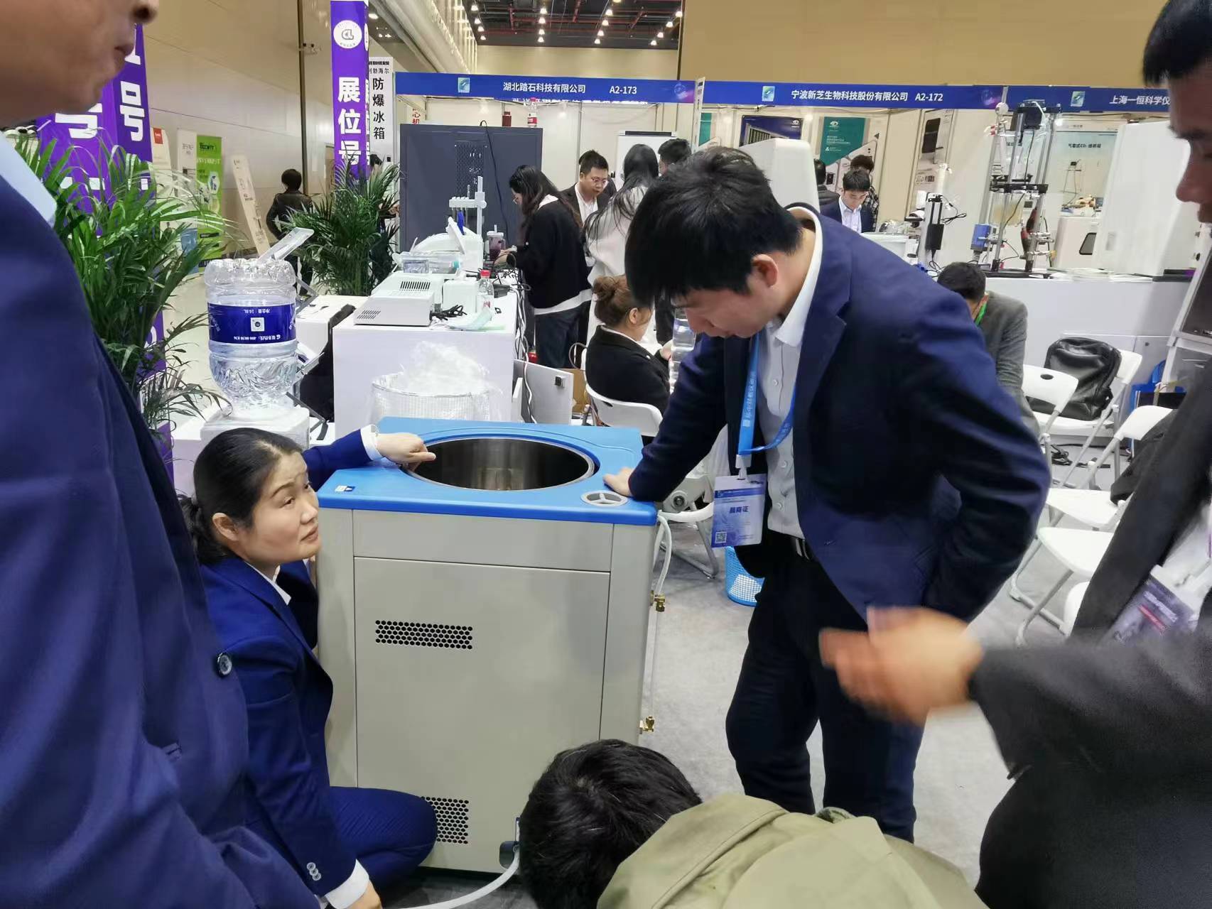 伯能仪器在第十一届华中科教仪器与技术装备展览会上与用户互动(图2)